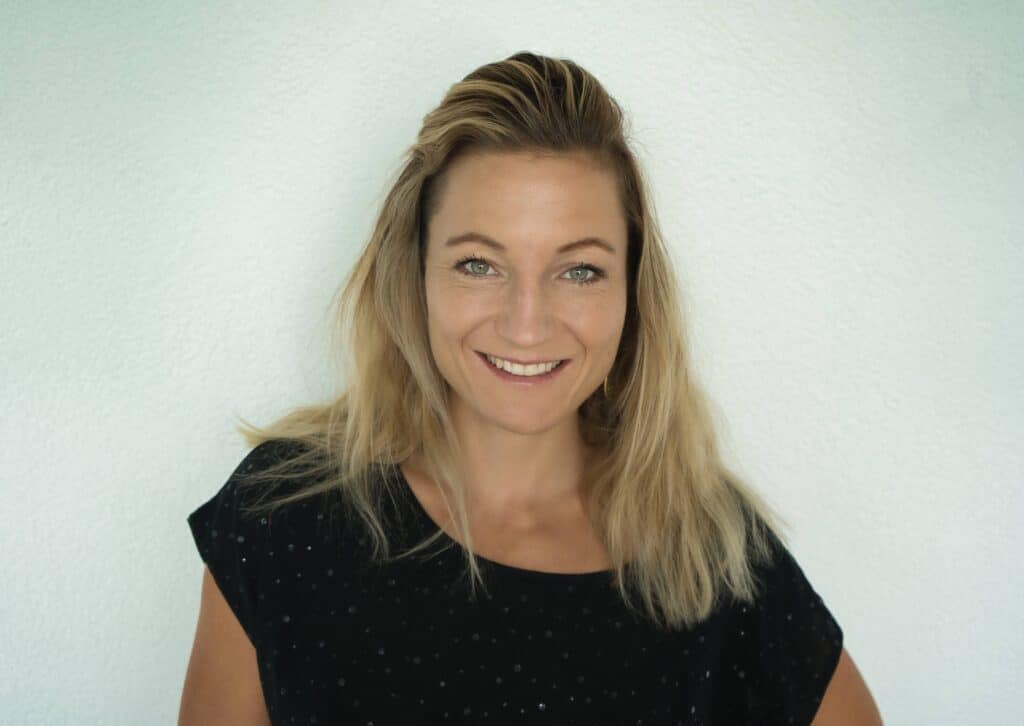 Blonde attraktive Frau